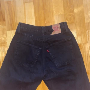 Levis jeans - Säljer ett par levis jeans i modell 501, varit en waist 33 från början men insydda så att dem passar en 27/28 i midjan (typ Small) finns i Örebro att mötas upp eller kan fraktas! 