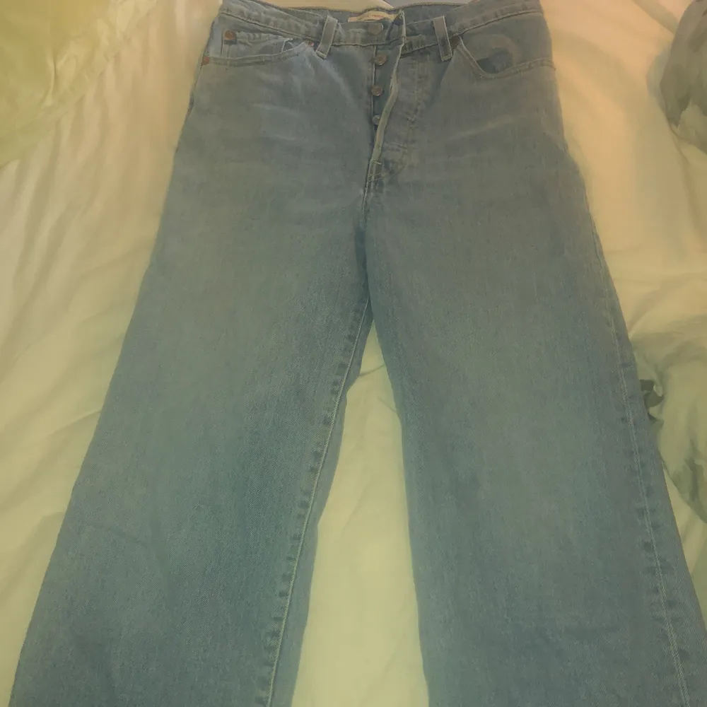 De är bra material, som helt nytt. Storlek 27. Säljer för 700kr men köpt för 1300kr. Jeans & Byxor.