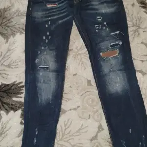 Dsquared 2 jeans storlek 48 , 500 kr , pris kan diskuteras