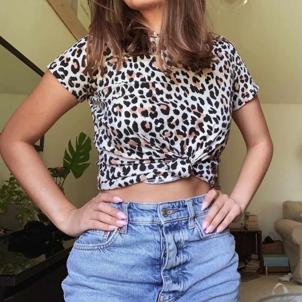 Jättefin leopard t-shirt från bershka i storlek xs men passar lika bra på en S. Använd ca 1-2 gånger och därför i jättebra skick. . T-paidat.