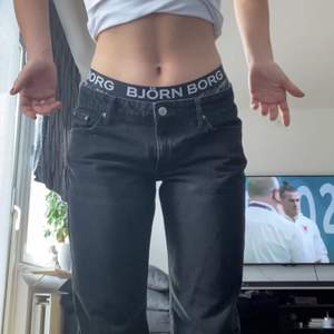 Lågmidjade jeans från weekday! Jätte fina men kommer inte till användning💕 dom är baggy på mig som har ”fotbolls lår”💯 jag är 168☀️ sitter jätte bra i midjan! Jag har storlek 29/32 men skulle säga att de passar perfekt på en som vanligtvis har S! Jag har S och dom sitter super på mig! lagom lös-tajt runt midjan🔥🔥