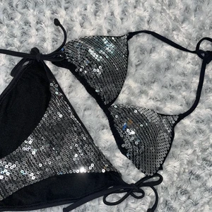 Bikini - Glittrig bikini, märke vet jag inte. Knappt använd ✨