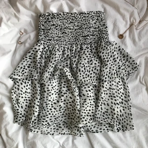 Prickig kjol - Köpt ifrån: Retro&Icone, Strl XS, Väldigt stretchig upptill. Vid frågor och fler bilder kontakta mig priv. Köp direkt för 300kr.