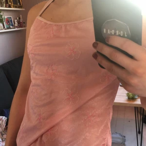 Linne - Ett jätte gulligt rosa linne med små blommor på, jätte fint till sommaren. Fraktar och möts