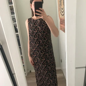 Blommig långklänning  - Somrig hellång klänning i rak modell och armlös. 