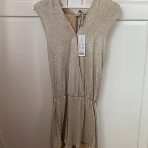 Snygg playsuit strl xs/s - Snygg playsuit från Gina Tricot strl xs. Aldrig använd. Prislapp kvar. 