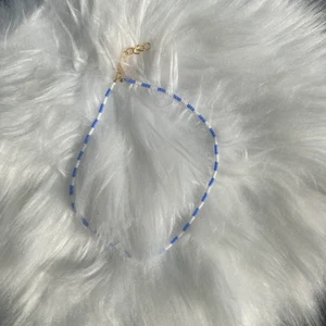 Halsband - Handgjort halsband. Har man önskemål på andra färger på pärlorna och även mönster så går det att fixa! 55kr/st.