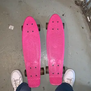Jätte fin rosa Skateboard, köpta förra sommaren, använda men är forfarande i bra skick! Köpta för 250kr var! Båda för 300kr och 1 för 150kr!💗 (pris kan diskuteras) 