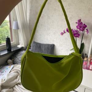 Jätte söt grön axel-väska från prettylittlething. Jätte praktiskt och snygg 💕 hör av er vid intresse!💕