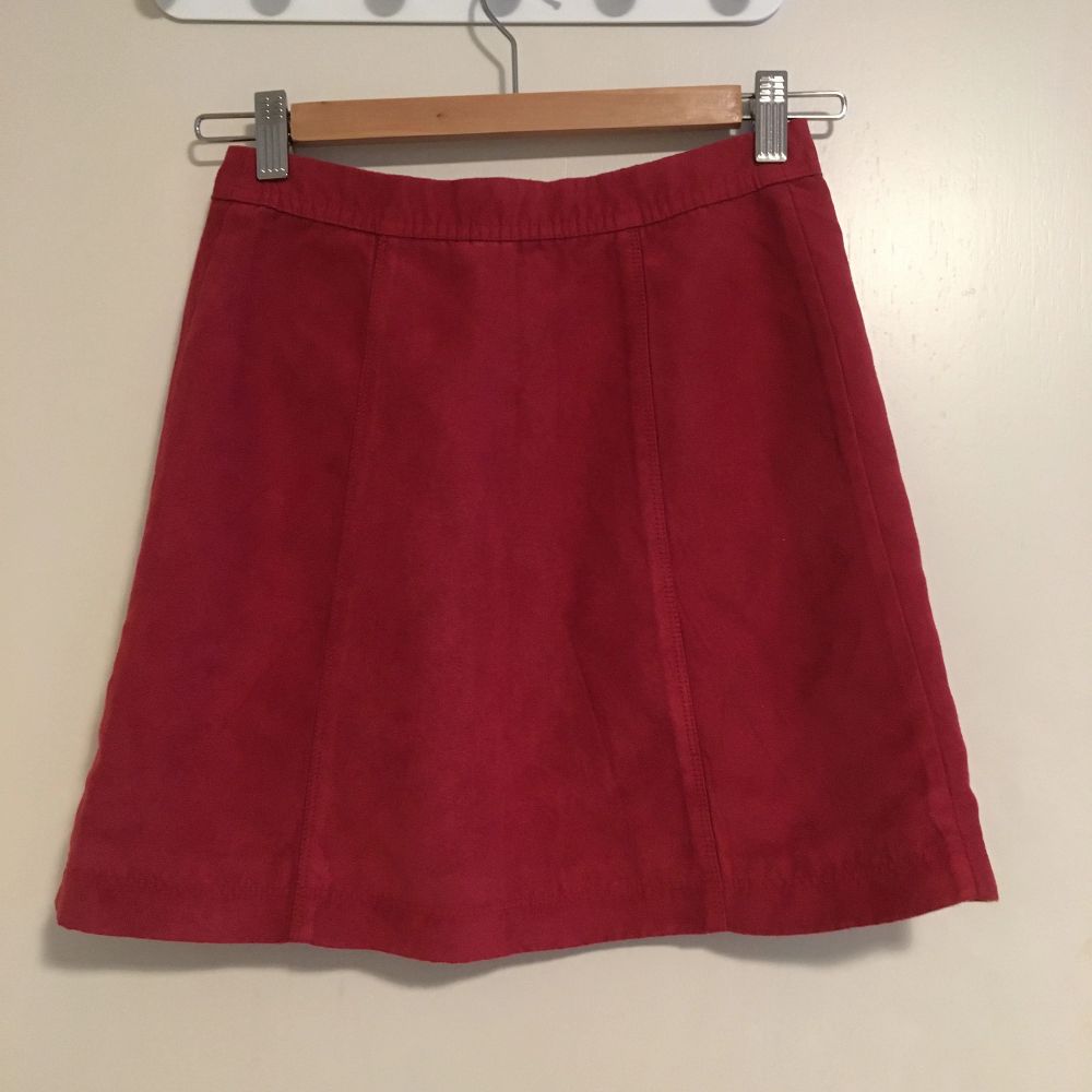 Röd kjol i mockaimitation från Hollister. Oanvänd. Strl 00 vilket är som XS.. Kjolar.