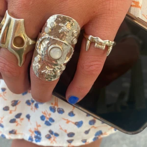Maria nilsdotter ring!!!  - Hej!! Jag säljer min älskade Maria Nilsdotter ring (vampyr tänder)💕💕  kostar 1795 från början, så bra pris då guld lagret nästan försvunnit så nu är den silvrig - men så fin ändå!!