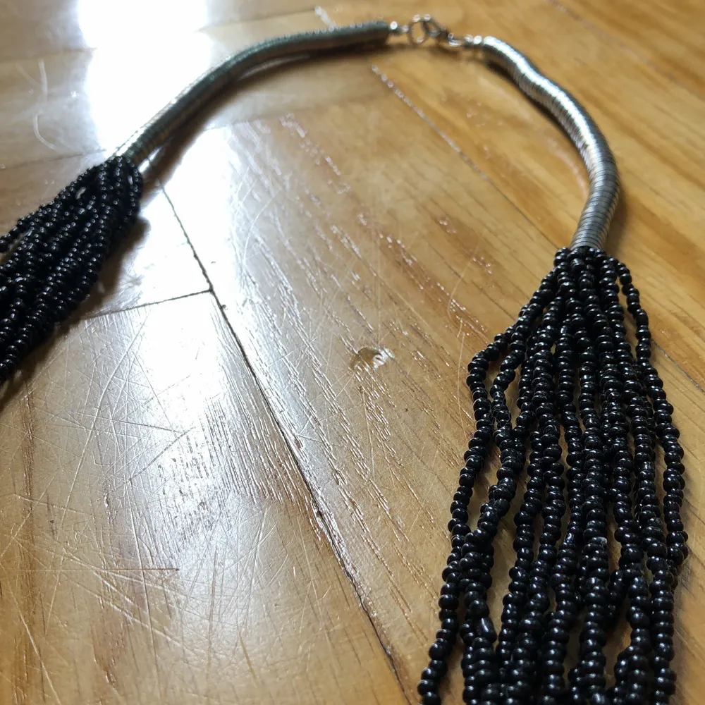 Halsband med flera lager små svarta pärlor och silverdetaljer.. Accessoarer.