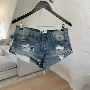 Shorts från One Teaspoon - Shorts från One Teaspoon. Använda, men i fint skick! Lite små i storleken. Nypris 1000 kr. 