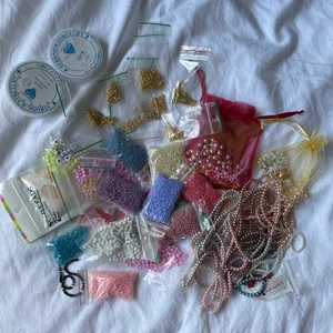 Pärlor till smyckestillverkning - Blandade glaspärlor och smyckesdelar som lås och förlängningskedja men också tråd och några blixtar och hjärtan. Säljer allt för 80 kr 🌈