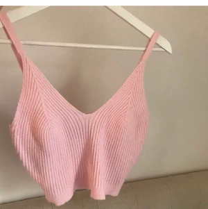 Stickat linne🤍 - Jätte gulligt stickat linne i parfekt rosa färgen. Super najs material och otroligt stretchiga och passar därför upp till L trots att det är än 34.säljes då jag har flera liknande. Frakta tillkommer. Finns kvar till den är markerad som såld!🤩🎀