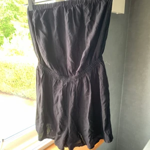 Svart byxdress  - Bra skick, använd fåtal gånger. Perfekt att dra över bikinin en varm sommardag☀️