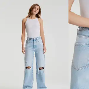Säljer ett par jeans från Gina Tricot i modellen ”Idun Wide Leg”, de är i storlek 36 och passar bra i längden för en som är runt 1.70😊 Dock är de i en mörkare färg än den som visas på bilden, vid intresse skickar jag såklart egna bilder💫