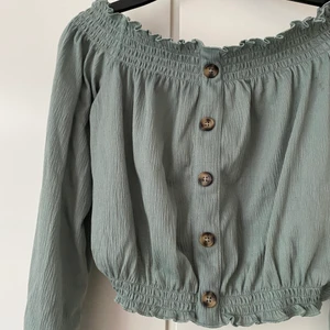 Offshoulder topp - Supersöt off shoulder tröja i en jättefint grön färg som tyvärr inte kommer till användning 💕