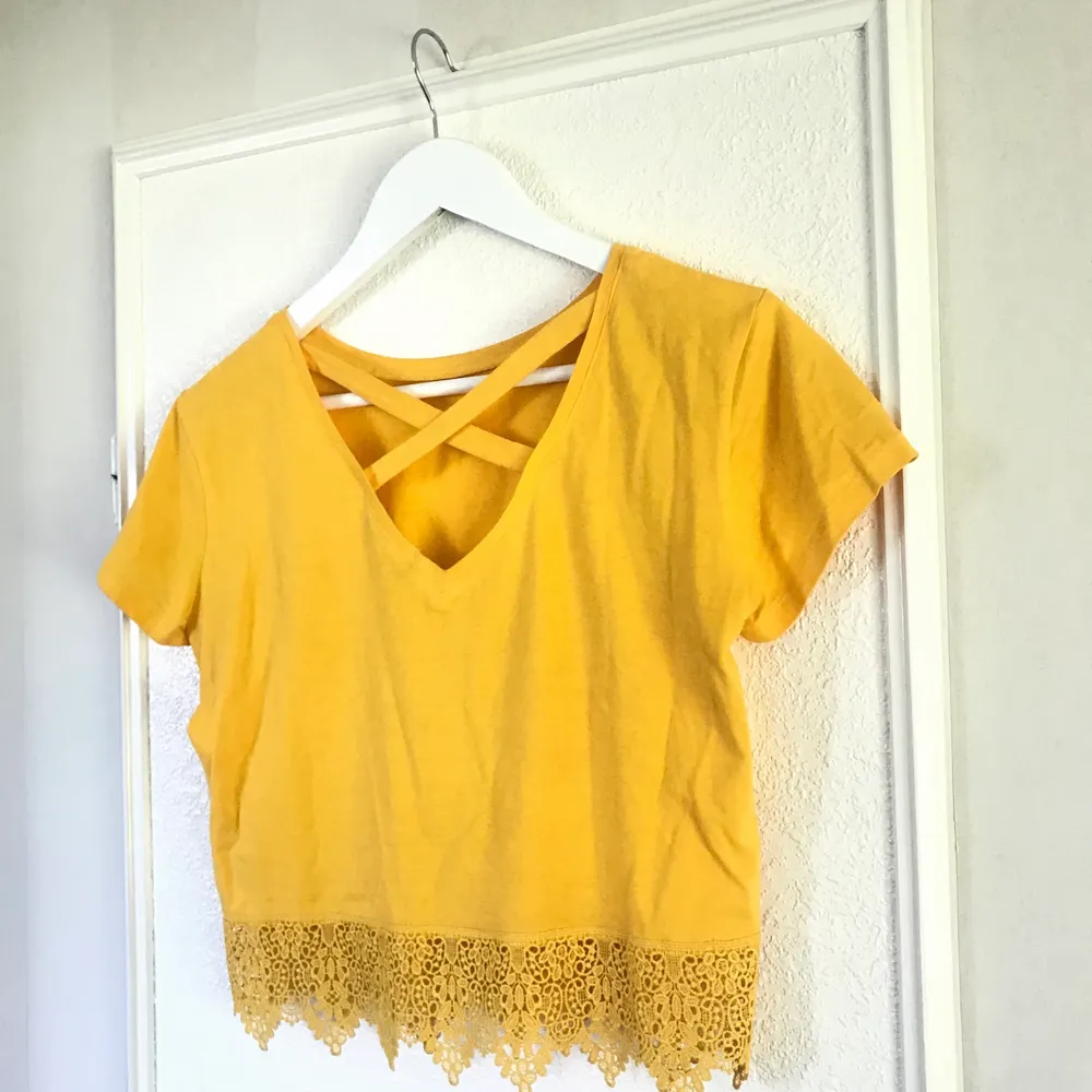 En söt gul t-shirt från Gina Tricot, croppad . T-shirts.