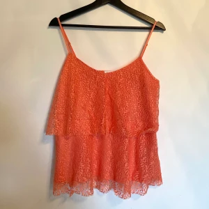 Top från VILA i Stl M, fint skick - VILA, stl M, använd 1-2 gånger • Skickas med posten, frakten kostar 48:-