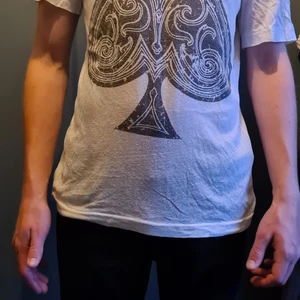T-shirt spader  - Inget tryck utan tyget är färgat. Lite genomskinligt tyg. Unik design därbak. Töjigt tyg, lätt, lent. Trycket har Shabby chic look i kragen. 