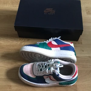 Nike Air Force 1 Shadow  - Nike air force 1 shadow i storlek 38,5💎 Letade som en galning efter dessa skor men de har tyvärr inte kommit till användning så mycket som jag ville😢 Använda enstaka gånger så skicket är som nytt!! 