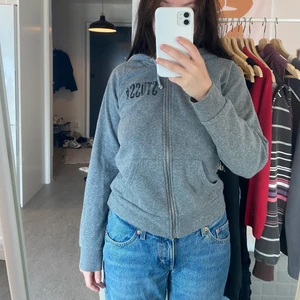 Stüssy hoodie - Nice grå Stüssy hoodie i storlek XS. Superbra skick och knappt använd!! Gratis frakt🤍🤍