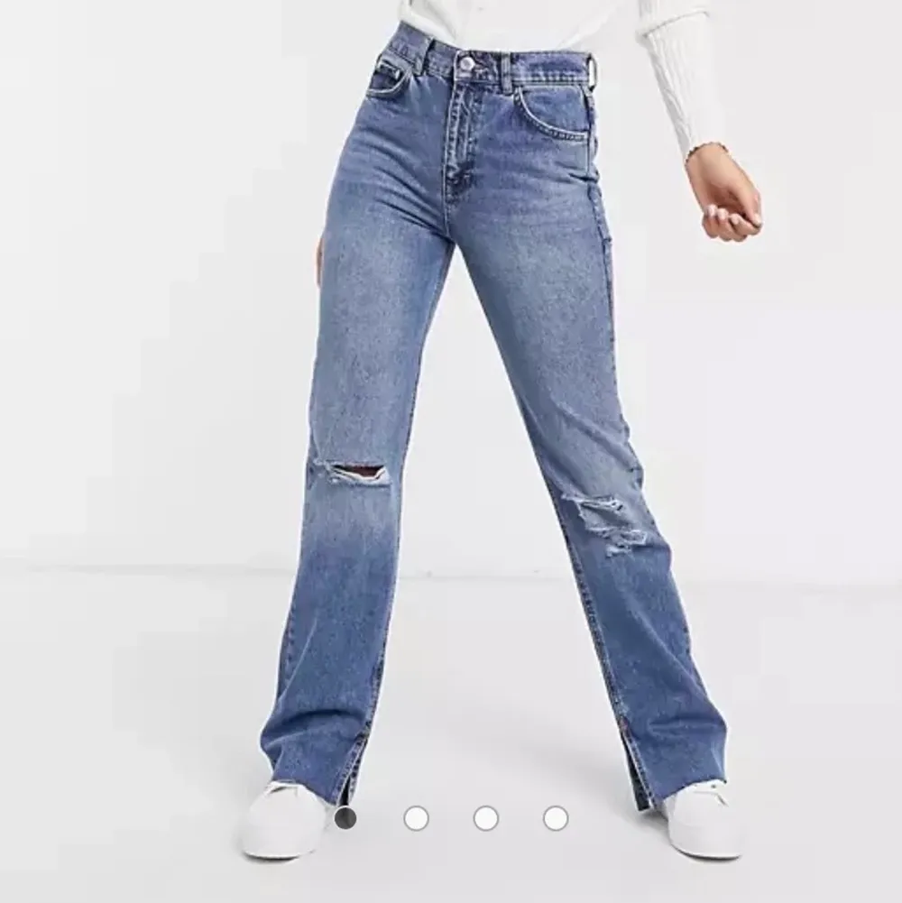 Säljer dessa skitsnygga jeans från pull&bear, de har hål på knäna och slitz längst ner på båda sidor, perfketa i längd på mig som är 168, vid intresse kan jag skicka fler bilder. köparen står för frakt💞. Jeans & Byxor.