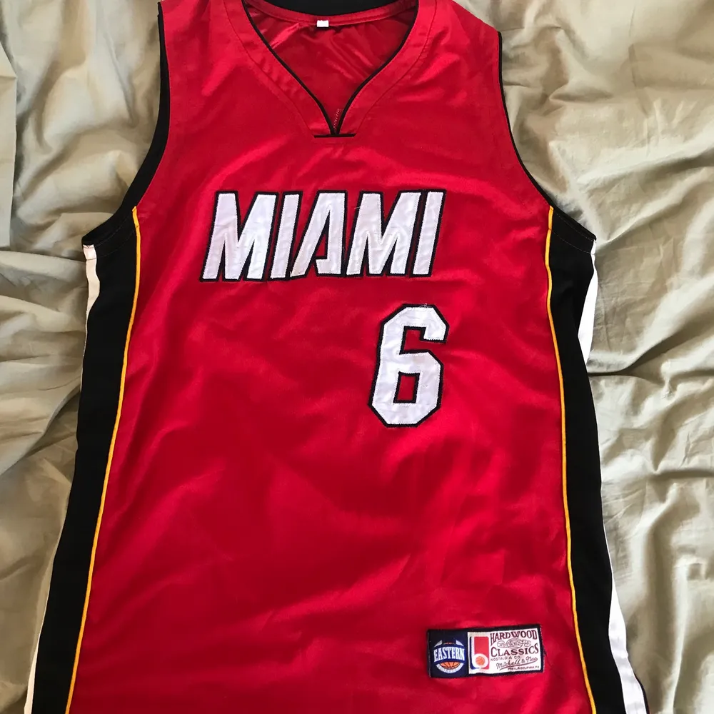 NBA basketlinne Miami Heat, passar både tjejer och killar i storlek M, PRIS KAN DISKUTERAS                        OBS! Titta även i min profil efter andra linnen jag säljer om detta inte var intressant😃. Övrigt.