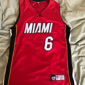 NBA basketlinne Miami Heat, passar både tjejer och killar i storlek M, PRIS KAN DISKUTERAS                        OBS! Titta även i min profil efter andra linnen jag säljer om detta inte var intressant😃