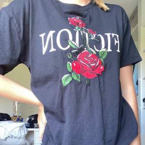 T-shirt från bershka med tryck och broderade rosor 🌹 