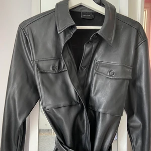 Oversized blazer  - Superfin oversized blazer i läderimitation från Vero Moda. Har ett avtagbart bälte till. Jättelätt att klä upp och ner! 