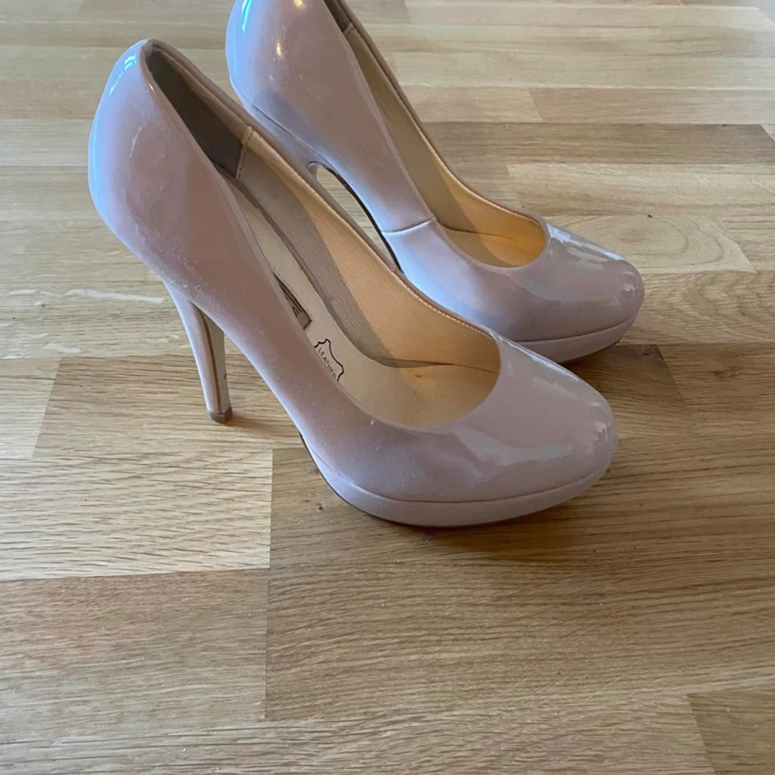 Höga pumps från Buffalo i nudefärg