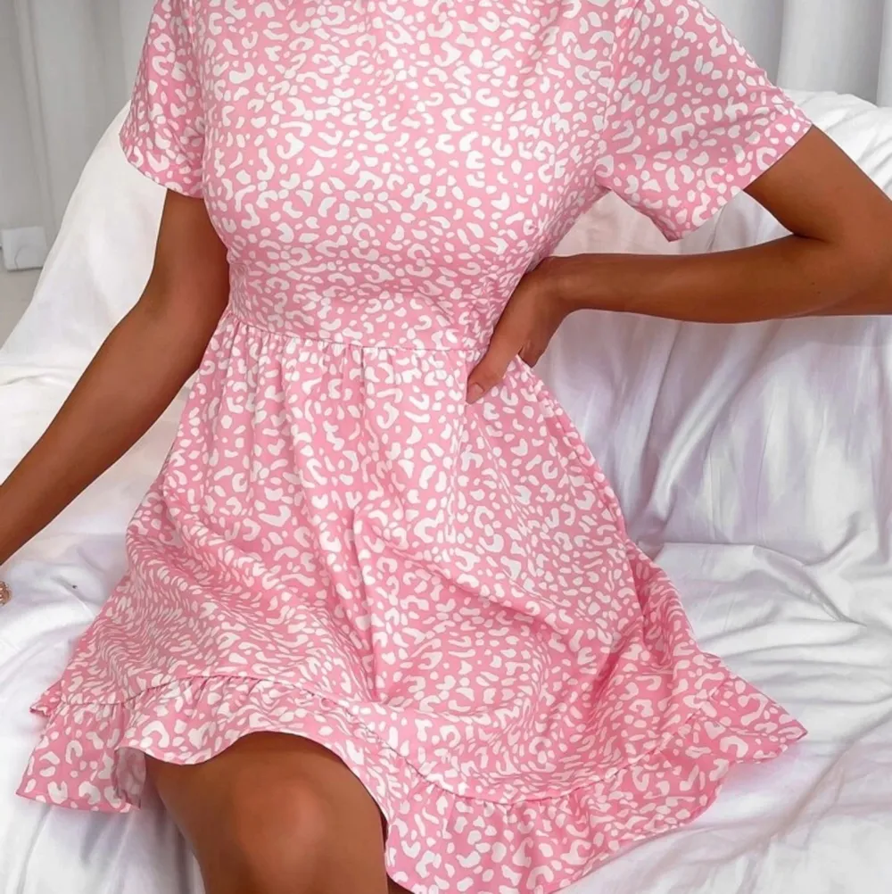 Rosa klänning från shein! Super fin och somrig!! . Klänningar.