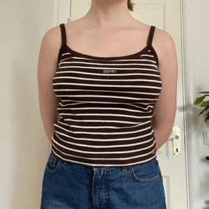 Brunt och vitt linne - Jättefint brunt och vitt randigt linne från Esprit. Köpte det här på plick men har tyvärr aldrig kommit till användning. Storlek L men jag brukar ha S/M.