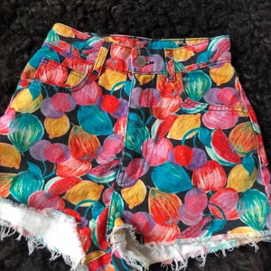 Zara shorts storlek 32  - Ett para korta shorts i storlek 32 eller XXS. Inköpt 2018 sparsamt använd. 