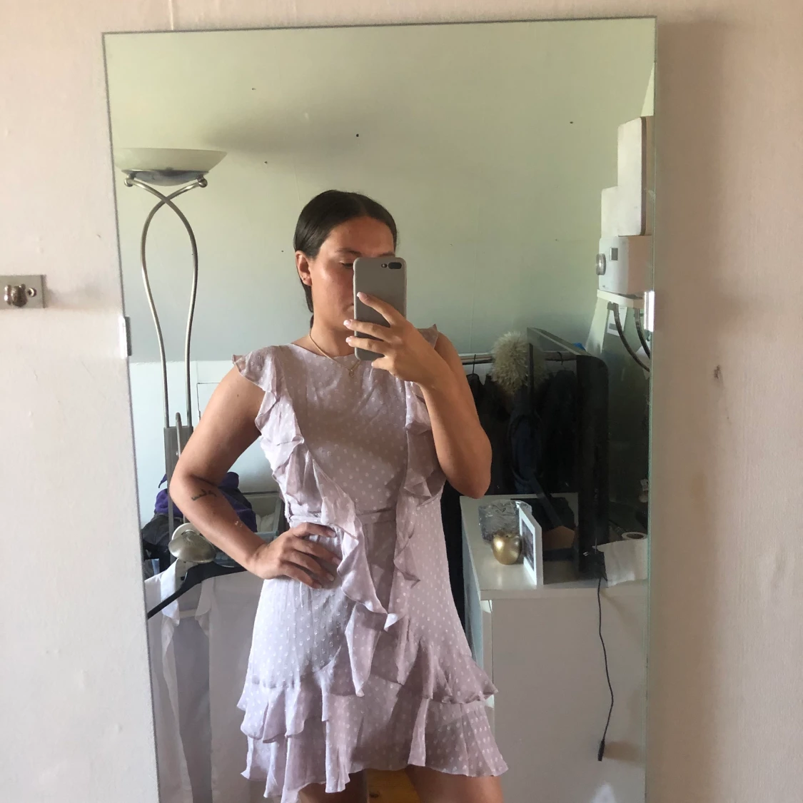 ljus lila klänning med ruffles