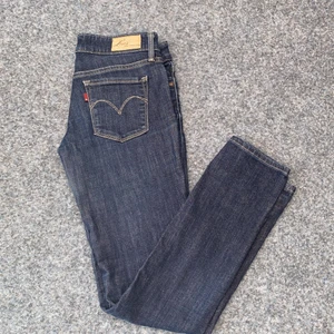 Levis jeans - Jättefina lågmidjade levis jeans i W 26, modell slight curve skinny. Mörkblå färg, och i bra skick.
