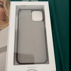 iPhone 12/12 PRO skal  - Hej! Säljer detta helt oanvända IPhone 12/12 PRO skal! Har bara öppnat förpackningen annars är den helt oanvänd. Frakt betalas av köpare!