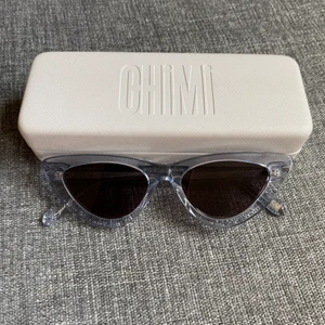 Oanvända chimisglasögon - Säljer mina helt oanvända chimis, har bara legat i fodralet! Asballa, men har inte kommit till användning då dem inte riktigt är min stil! 