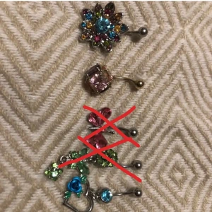 Navelpiercing👑 (läs beskrivningen) - 5 oroligt fina navelpiercingar! Har endast ”testat” dom eller vad man säger😃                                              Pris: 100kr för alla 5 eller 20kr för 1👑