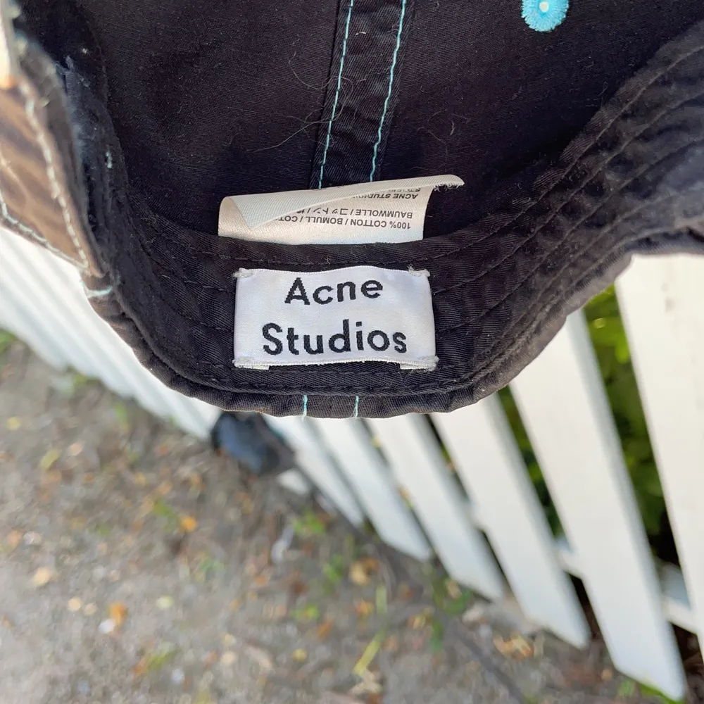 Äkta Acne Studios keps köpt på Samsœ & Samsœ i köpenhamn. Nypris 1200 Kr, Mitt pris 550kr. Justerbar där bak!. Accessoarer.