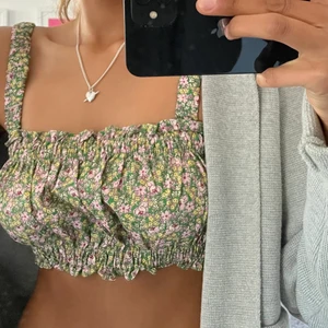 Somrig topp - Säljer denna super gulliga och somriga topp från Zara. Säljer pågrund av att den tyvärr inte kommer till användning längre💕 Pris: 100 + frakt