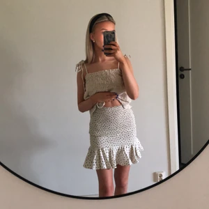 Monki kjol - Jättefin kjol från monki köpt förra sommaren för 250. Aldrig använd o lappar kvar.  Köpare står för frakt på 66kr💖