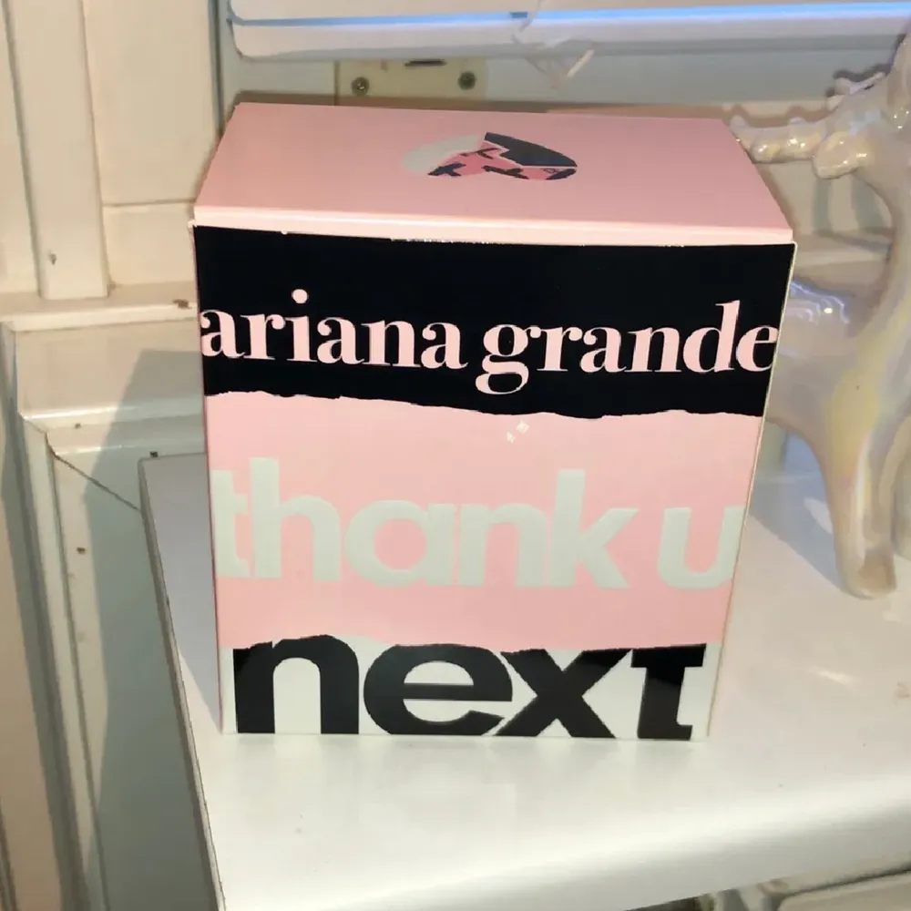 Helt oanvänd Ariana Grande ”Thank u next” parfym! En fräsch och väldoftande parfym. Ny pris 450kr. säljs för 250kr eller buda. . Övrigt.