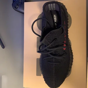 Yeezy boost 350 v2 - Hejsan säljar mina skor på grund av att dom har slutat passa dom är storlek 47, priset kan diskuteras