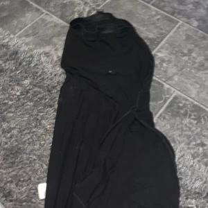 Kjol med slits - Lång super fin svart kjol med slits på sidan