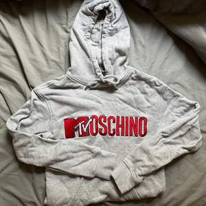 Säljer denna mysiga hoodie från Den exklusiva H&M/Moschino-kollektionen. Jag köpte för 600kr. Fint skick (dock en liten fläck i mitten som går att tvätta bort (se bild 2)💖