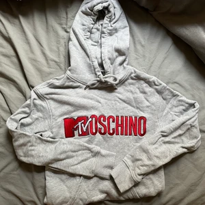 Hoodie - HM-Moschino - Säljer denna mysiga hoodie från Den exklusiva H&M/Moschino-kollektionen. Jag köpte för 600kr. Fint skick (dock en liten fläck i mitten som går att tvätta bort (se bild 2)💖