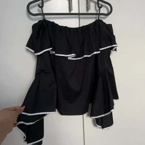 Zara off shoulder topp - Säljer denna fina topp från Zara. Ny skick💖 storlek XS, passar S, mkt stretchig o bekväm!